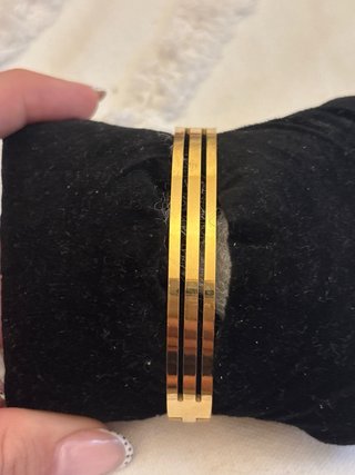 Pulsera Cartier rígida dorada con diamantes