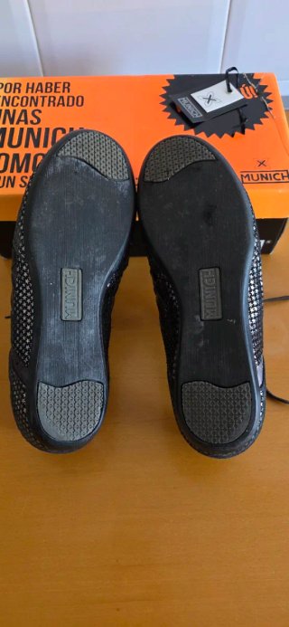 Zapatillas Munich Acropol Negras y Plateadas