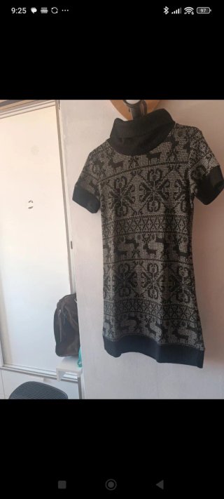 Vestido de punto con cuello alto y estampado