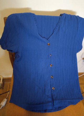 Blusa azul con botones