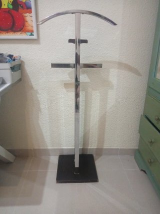 Galán de noche metal y madera