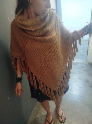Poncho tejido flecos estilo hippie