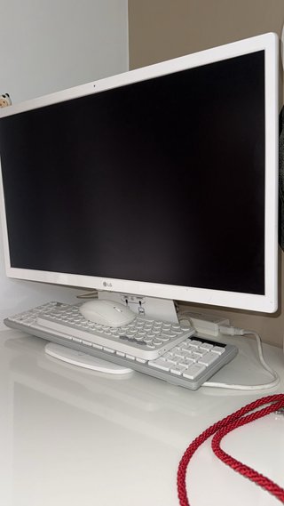 Ordenador LG blanco con teclado y ratón