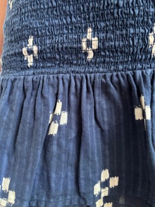 Vestido azul con estampado blanco
