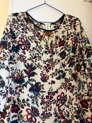 Blusa floral con cremallera