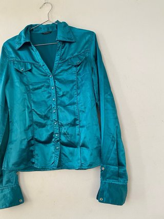 Camisa satinada color verde azulado