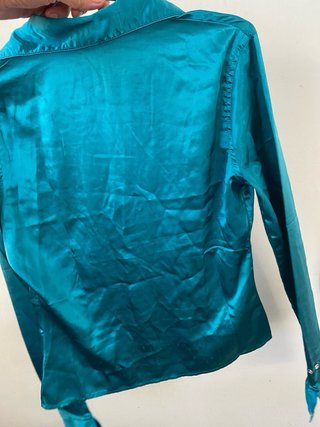 Camisa satinada color verde azulado