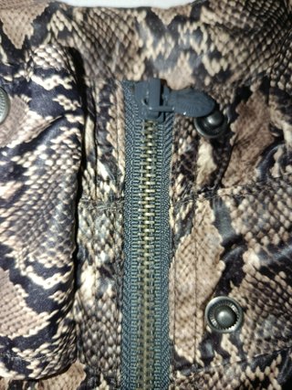 Chaqueta cortavientos efecto piel serpiente