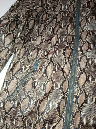 Chaqueta cortavientos efecto piel serpiente
