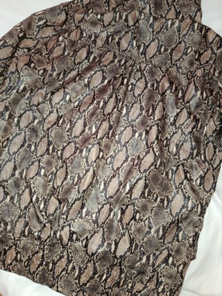 Chaqueta cortavientos efecto piel serpiente
