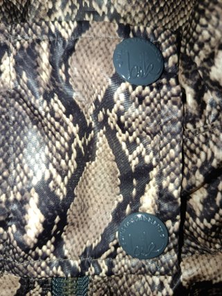 Chaqueta cortavientos efecto piel serpiente