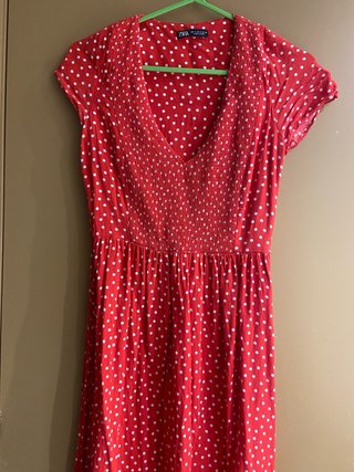 Vestido rojo con lunares blancos