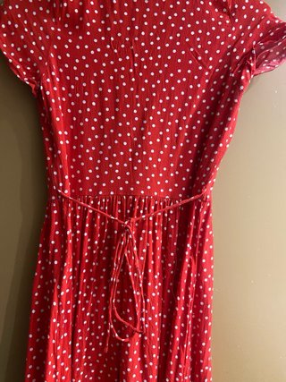 Vestido rojo con lunares blancos