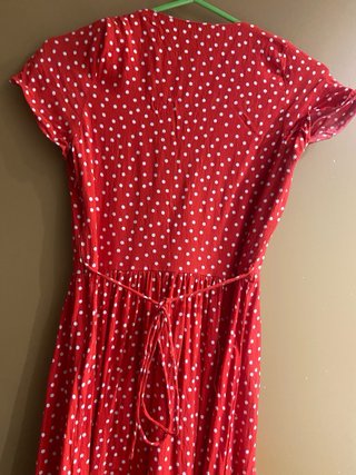 Vestido rojo con lunares blancos