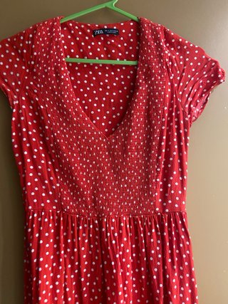 Vestido rojo con lunares blancos