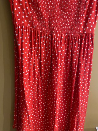 Vestido rojo con lunares blancos