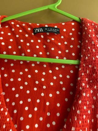 Vestido rojo con lunares blancos