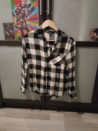 Camisa cuadros blanco y negro, talla es la de 12a