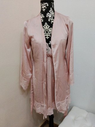 Bata y camisón de seda rosa