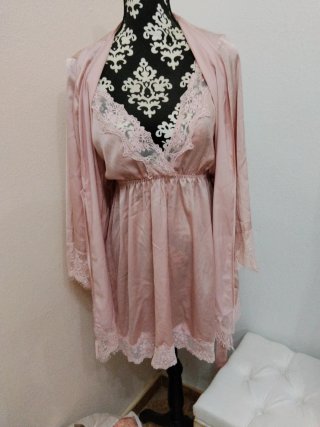 Bata y camisón de seda rosa