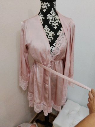Bata y camisón de seda rosa