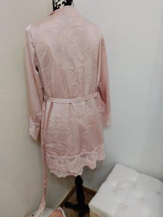 Bata y camisón de seda rosa