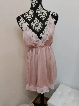 Bata y camisón de seda rosa