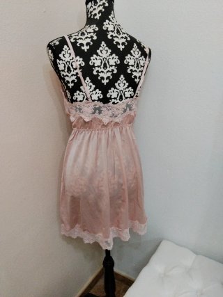 Bata y camisón de seda rosa