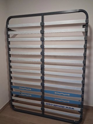 Colchón y somier de láminas de madera