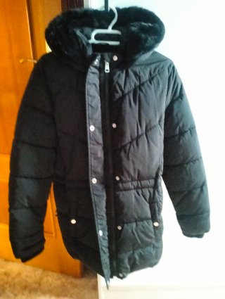 Chaquetón negro con capucha y pelo