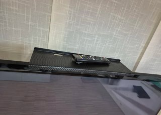 TV LG 32" con soporte de pie