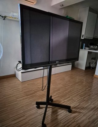 TV LG 32" con soporte de pie