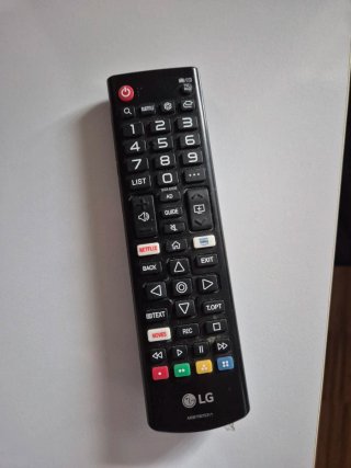 TV LG 32" con soporte de pie