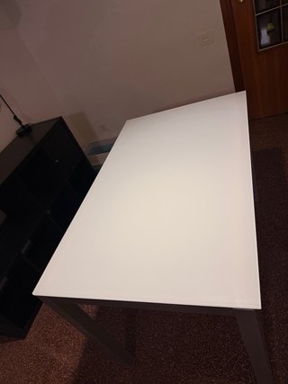 Mesa de comedor cristal blanco y patas de metal
