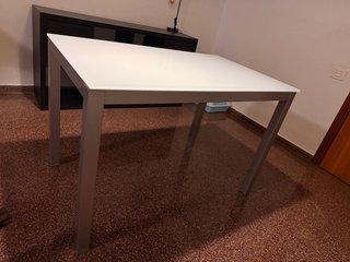 Mesa de comedor cristal blanco y patas de metal