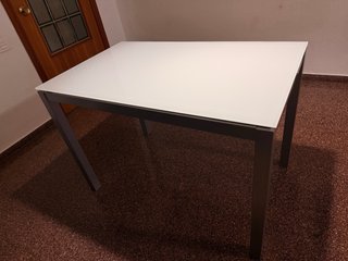 Mesa de comedor cristal blanco y patas de metal
