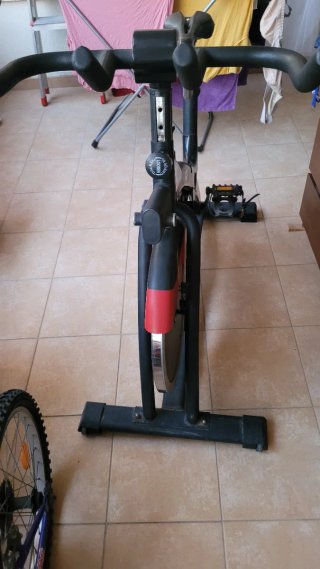 Bicicleta Estática Negra y Roja