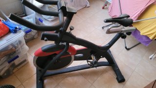 Bicicleta Estática Negra y Roja