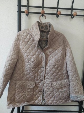 Abrigo acolchado beige con forro estampado