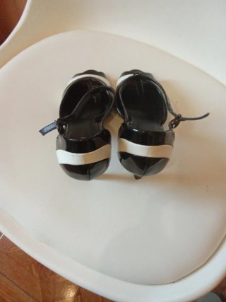 Zapatos de tacón tipo sandalia.