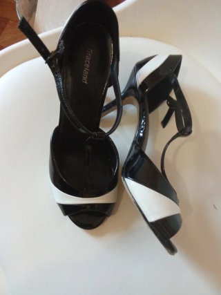 Zapatos de tacón tipo sandalia.