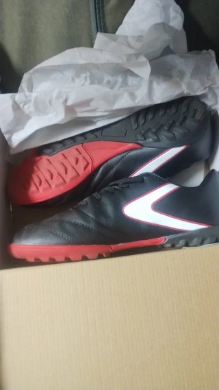 Zapatillas de fútbol negras y rojas