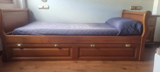 Cama nido góndola, escritorio, silla y mesilla.