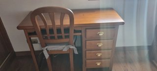 Cama nido góndola, escritorio, silla y mesilla.