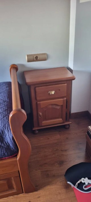 Cama nido góndola, escritorio, silla y mesilla.