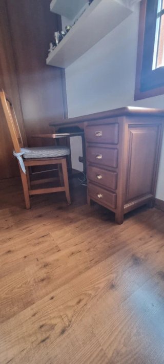 Cama nido góndola, escritorio, silla y mesilla.