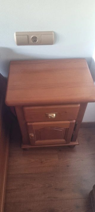 Cama nido góndola, escritorio, silla y mesilla.