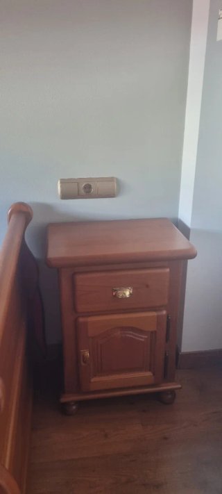 Cama nido góndola, escritorio, silla y mesilla.