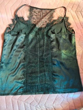 Top lencero satinado con encaje. Talla L.