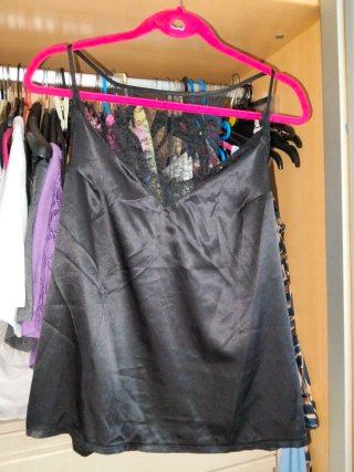 Top lencero satinado con encaje. Talla L.